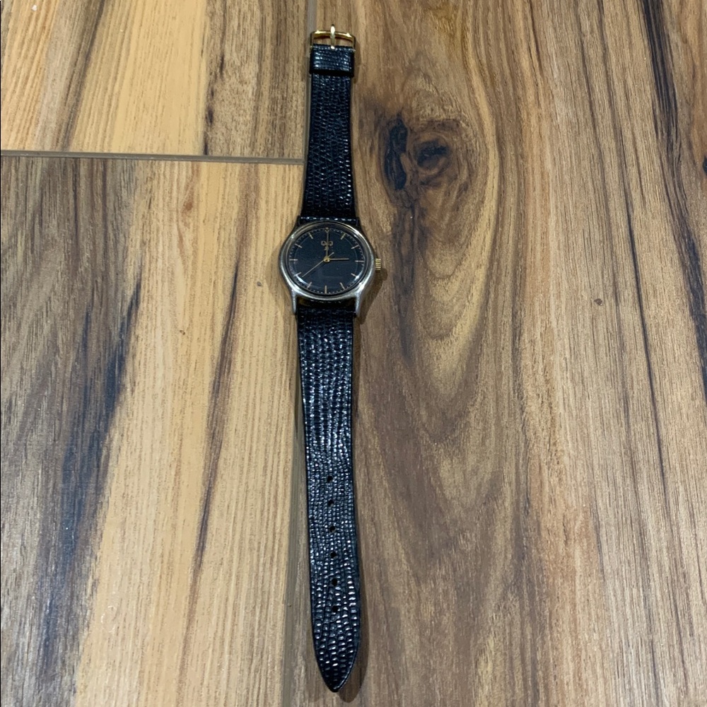 Vintage 70’s QQ gold round face watch w 6.5-8” leather band